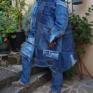 Cappotto lungo in denim unico con toppe, mantello in denim strappato, cappotto in jeans patchwork Nara DP044