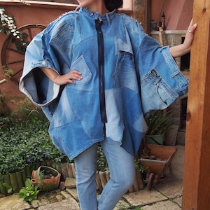 Cappotto in denim unico con toppe, mantello in denim strappato, cappotto in jeans patchwork Nara DP055