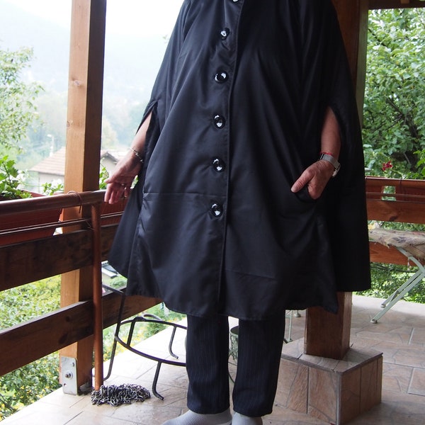 Poncho de pluie ample, Cape de pluie à capuche, Imperméable pour femme, Poncho de pluie grande taille, Veste de pluie à capuche, Coupe-vent femme, Nara SHP014