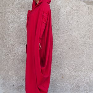 Cárdigan maxi rojo, cárdigan con capucha, abrigo de algodón rojo, sudadera con capucha maxi para mujer, sudadera con capucha deconstruida, abrigo asimétrico, chaqueta kimono, Nara GIL032 imagen 6