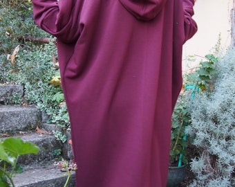 Op de afbeelding: Een lange, bordeauxrode hoodie met een losse pasvorm. De hoodie is gemaakt van een zachte, comfortabele stof en heeft een capuchon met trekkoord.