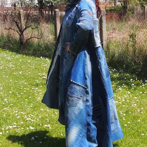 Unik asymmetrisk återvunnen denimlappkappa med slitna jeans