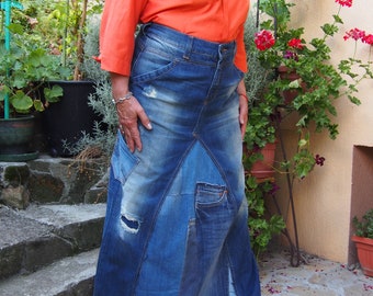 Patchwork denim maxirok: geüpcycled gescheurde jeans, boho-stijl
