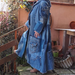 Cappotto da uomo in denim unico con toppe, mantello in denim strappato, cappotto in jeans patchwork Nara DP065