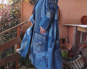 Casaco de patchwork jeans reciclado: capa jeans rasgada com capuz