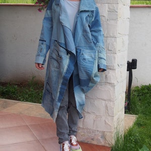 Cappotto lungo in denim asimmetrico unico con toppe, mantello in denim strappato, cappotto in jeans patchwork Nara DP058