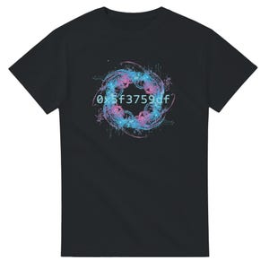 以下が含まれることがあります： 黒いTシャツ。青、ピンク、白の色合いの円形デザインで、「0x5f3759df」のテキストが入っています。デザインはデジタル回路基板の美学を持っています。テキストは水色です。