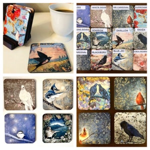 Op de afbeelding: Set van 12 vierkante onderzetters met kleurrijke illustraties van verschillende vogels. Elke onderzetter heeft een andere vogelsoort, waaronder een kardinaal, een blauwe gaaien, een roodborstje, een mus, en meer. De onderzetters zijn gemaakt van een duurzaam materiaal en zijn perfect om uw meubels te beschermen tegen vlekken en krassen.