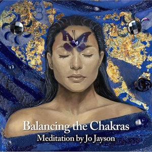 Peut inclure: Une femme médite les yeux fermés avec un papillon violet sur le front. L'arrière-plan est un motif abstrait bleu et or. Le texte "Balancing the Chakras Meditation by Jo Jayson" est en bas de l'image.