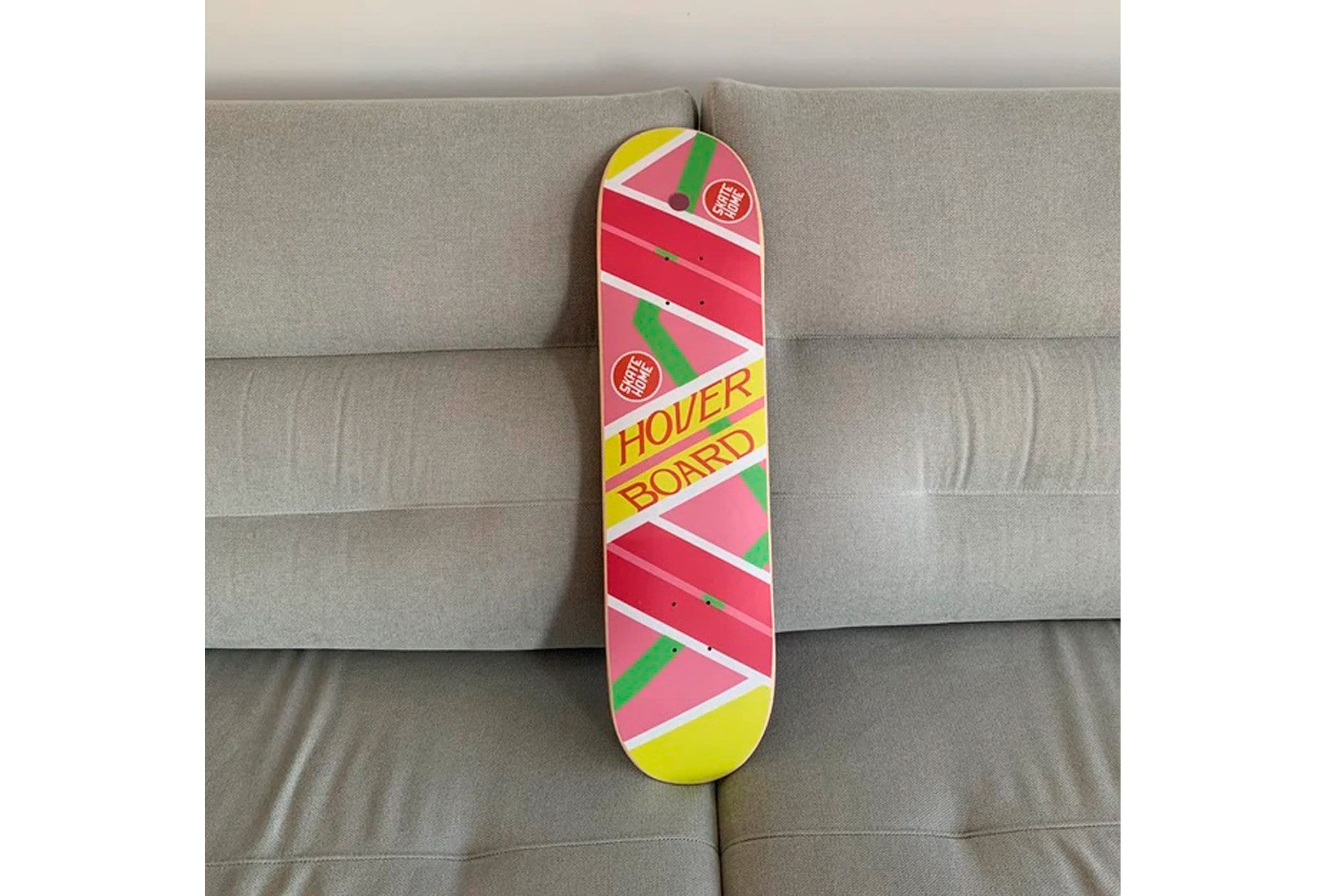 ホバーボードのデザインとグリップテープを備えたスケートボードデッキ