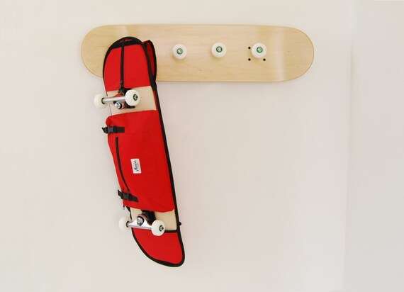 Perchero de pared hecho con Skateboard de Madera barnizada y ruedas skate. Idea de regalo Etsy Espana