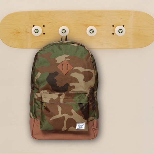 Wandkapstok gemaakt van gelakt hout Skateboard en skatewielen. cadeau idee