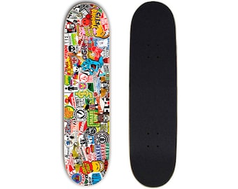 Skateboard-Deck mit Bildern von Aufklebern der besten Skateboard-Marken