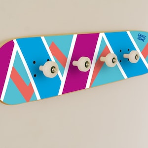 Appendiabiti realizzato con uno skateboard e ruote da skateboard. Regalo speciale per skateboarder - blu e viola
