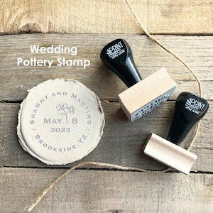 Aardewerkstempel bruiloft met namen en datum, aangepaste aardewerkstempel voor keramische trouwbedankjes, klei DIY Save The Date Stamp, P-10437
