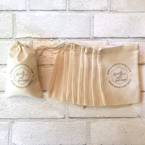 Peut inclure: Plusieurs sacs beiges &agrave; cordon de serrage, dont un ferm&eacute; et d'autres ouverts, sont pr&eacute;sent&eacute;s sur un fond de briques blanches. Les sacs portent l'inscription "Thank you for your order!" et l'adresse du site web "www.addiestoyattic.com".