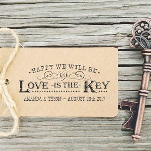 Abridor de botellas con llave Love is The Key Stamp, abridor de botellas con llave de esqueleto autoentintado, sello de goma rústico para recuerdos de boda para etiqueta, CS-10311 imagen 1