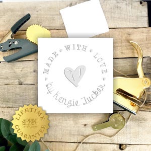 Made With Love Embosser, Made by Embosser Stamp, Benutzerdefinierte Prägestempel, Geschenk für Handwerker, Handgemacht mit Liebe, Herz Embosser 10034