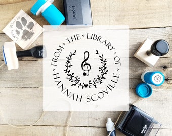 Musikbibliothek Stempel, Musik gehört zu Selbstfärber oder Stempel, Musikstempel, Klavierlehrer Geschenk, Runder Lehrerbuchstempel Musik CS-10299