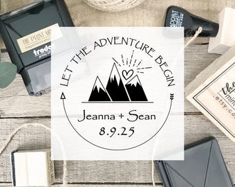 Sello de boda o aventura en la montaña para recuerdos, sello rústico para boda, invitación de boda en la montaña, sello "Que comience la aventura" 10271