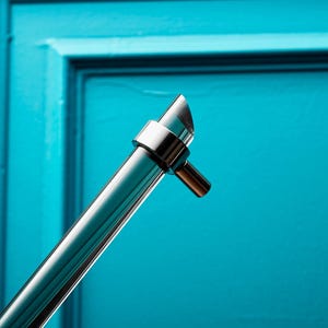 スモークカラーのルーサイト製引き出し取っ手、角度付き真鍮製キャビネット金具（LuxHoldups製）