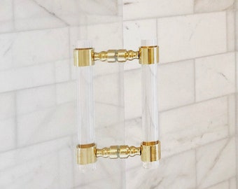 Lucite-Duschtürgriff von Luxholdups, Lucite-Rücken-an-Rücken-Griffe mit Messingbeschlägen, maßgeschneiderte Designer-Badezimmeraccessoires