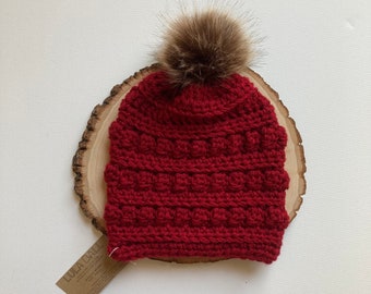 すぐに発送できるナオミ ビーニー (クランベリー サイズ、子供/大人用) // フェイクファー ポンポン付きスローピー ビーニー。ボブル ビーニー。ハンドメイド スローピー ハット。