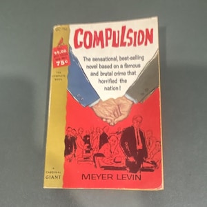 Puede incluir: Un libro de bolsillo vintage titulado Compulsion de Meyer Levin con una cubierta roja que presenta una ilustración gráfica de dos manos estrechándose, una escena de tribunal con personas en traje y una franja vertical dorada.