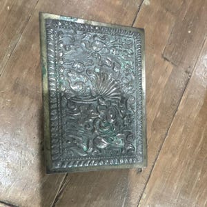 Caja antigua de plata 800 de Yogya, escritorio Moeljodihardjo de madera de Java forrado para puros y cigarrillos.