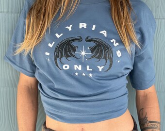 Camiseta de manga corta azul de Illyrians Only para fans de ACOTAR