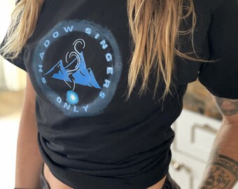 Camiseta de manga corta negra de Shadow Singers Only para fanáticos de ACOTAR, lectores de fantasía y amantes de los libros