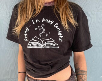 Lo siento... Estoy ocupado esta noche Camiseta de manga corta negra para lectores amantes de los libros y la fantasía