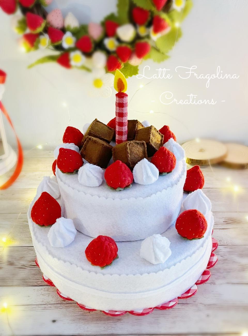 フェルトで作ったストロベリーチョコレートタワーケーキを