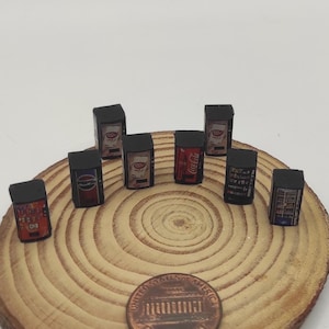 N Scale, SODA VENDING MACHINE (8 pcs), Modern & Vintage. Artisan, Coca cola, pepsi, Fanta.