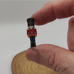 Miniatuur NOTENKRAKER 1" (25mm). Hars geprint. Ongeverfde optie en geverfd in één kleur. Decoratie voor Kerstmis en voor uw poppenhuis.