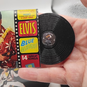 Collezione ELVIS PRESLEY, 6 dischi, miniatura in vinile, FATTO A MANO. Scala 1/12. Disponibile anche per la selezione di singoli album. Disponibile in scala 1:4. Scale1:4 complete