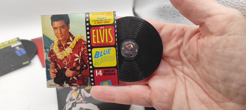 Collezione ELVIS PRESLEY, 6 dischi, miniatura in vinile, FATTO A MANO. Scala 1/12. Disponibile anche per la selezione di singoli album. Disponibile in scala 1:4. Scale1:4 complete