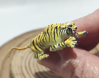 Miniature Tiger sculpture 1.70" (43mm). Resin printed. Unpainted option and painted in a single color. Deco for your diorama, dollhouse