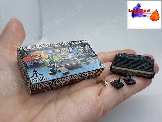 ATARI 2600 Miniaturkonsole mit 2 Controllern und Box. 3D Miniatur Etsy