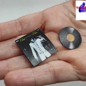 Pu&ograve; includere: Un disco in vinile in miniatura e una copertina di album con Elvis Presley. La copertina dell'album &egrave; nera con testo bianco che recita "Elvis - The Sun Years". Il disco &egrave; nero con un'etichetta dorata.