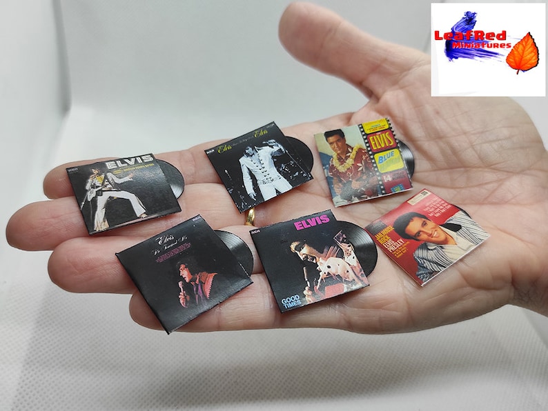 Pu&ograve; includere: Sei dischi in vinile in miniatura con copertine di album di Elvis Presley. Le copertine includono "Elvis", "Elvis - The Sound of Elvis", "Elvis - Good Times", "Elvis - Blue Hawaii", "Elvis - Elvis Presley", e "Elvis - Something for Everybody".