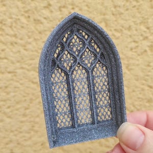 Miniatuur raam met gotisch glas-in-lood. Diorama, poppenhuisformaat. Aangepaste formaten en meer modellen beschikbaar. Gepersonaliseerd cadeau. Model IV