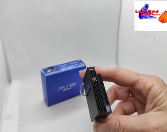 PS2. Porte-clés de console miniature fait main peint.