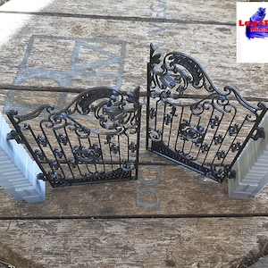 PUERTA DE CERCA DE JARDIN, Iron simile. Plastic pla Made. Decorative miniature