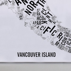 Peut inclure: Une carte en noir et blanc de l'île de Vancouver, avec les noms de lieux à l'intérieur du contour de l'île. Les mots "North Island" et "Pacific Rim" sont bien en évidence. Le texte "Vancouver Island" est en bas.