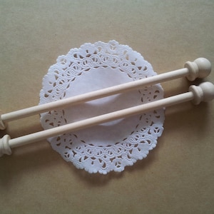 1 ÉCHANTILLON Paire de baguettes de défilement en bois de 15,2 cm (6 po.) avec embouts d'invitation à une fête d'anniversaire de mariage à faire soi-même, faire-part, messages et travaux manuels inachevés