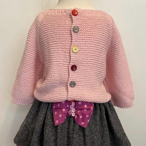 赤ちゃんと子供用のカーディガン ジャケット、デニム ブルーのカーディガン、子供用の手作りの古いピンクの綿、茶色の男の子、イースターのギフト。
