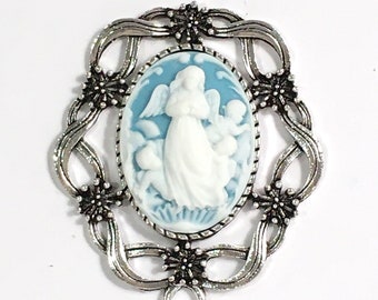 Green and Ivory Fairy Cameo Brooch Resin Goldtone Frame