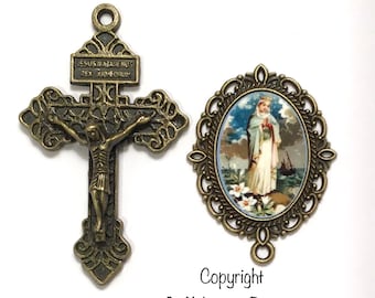 Può includere: Un rosario in bronzo con un crocifisso e una medaglia raffigurante San Alfonso Maria de' Liguori. Il crocifisso ha l'iscrizione "Jesus Nazarenus Rex Judeorum".