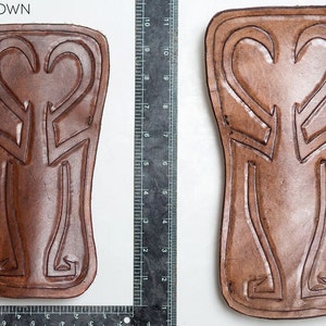 Puede incluir: Dos parches de cuero en color marr&oacute;n bisonte, uno etiquetado como "peque&ntilde;o" y el otro como "grande". Ambos parches presentan un dise&ntilde;o decorativo con dos formas de coraz&oacute;n.
